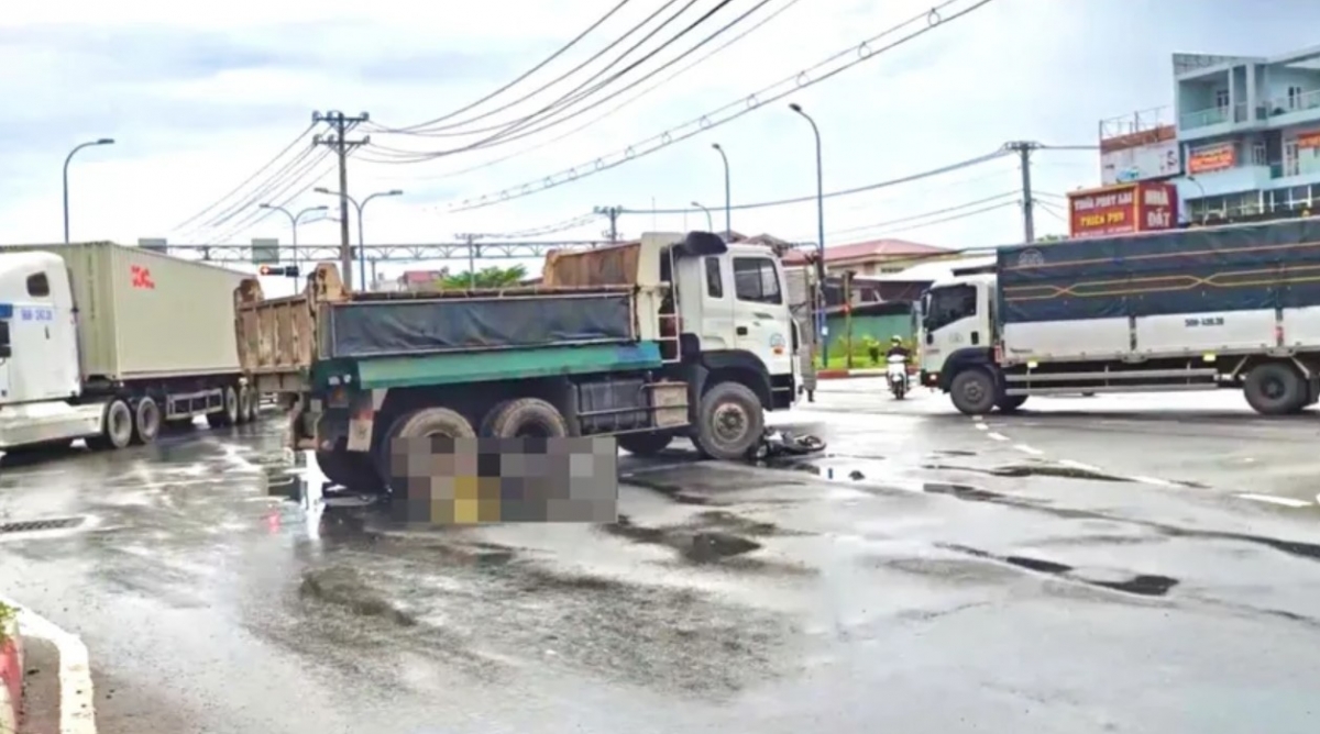 TP.HCM: Va chạm với xe ben khi chờ đèn đỏ, một phụ nữ tử vong